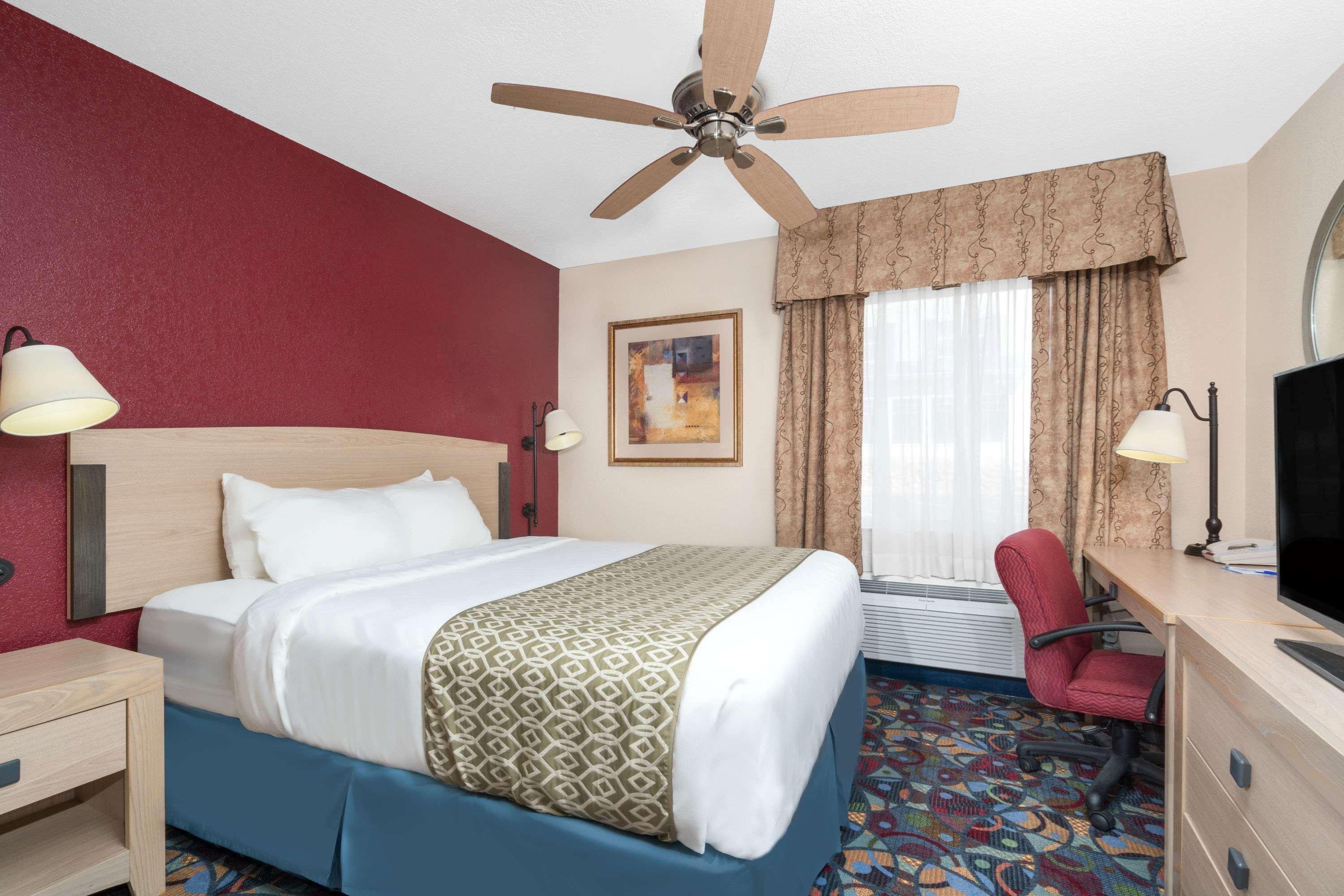 Hotel Baymont By Wyndham Stevens Point Esterno foto