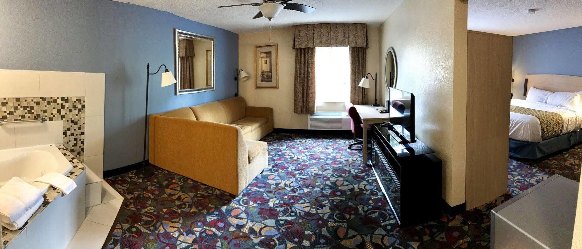 Hotel Baymont By Wyndham Stevens Point Esterno foto